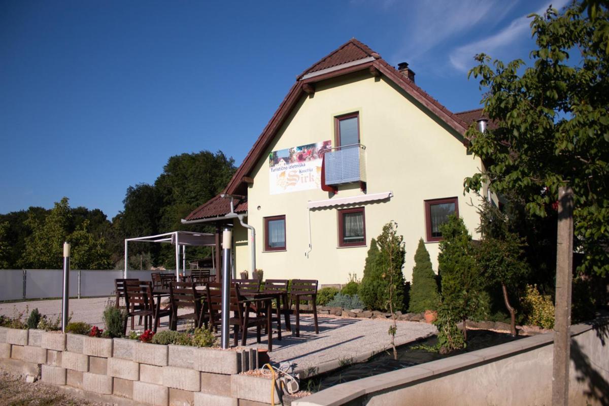 Turisticna Kmetija Sirk Motel Zgornja Velka Exterior photo